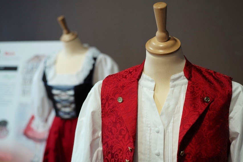 Le costume traditionnel alsacien pour elle et lui !