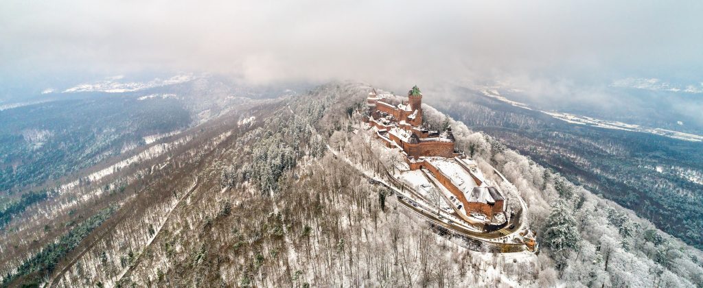 Haut-Koenigsbourg en Alsace en hiver sous la neige
